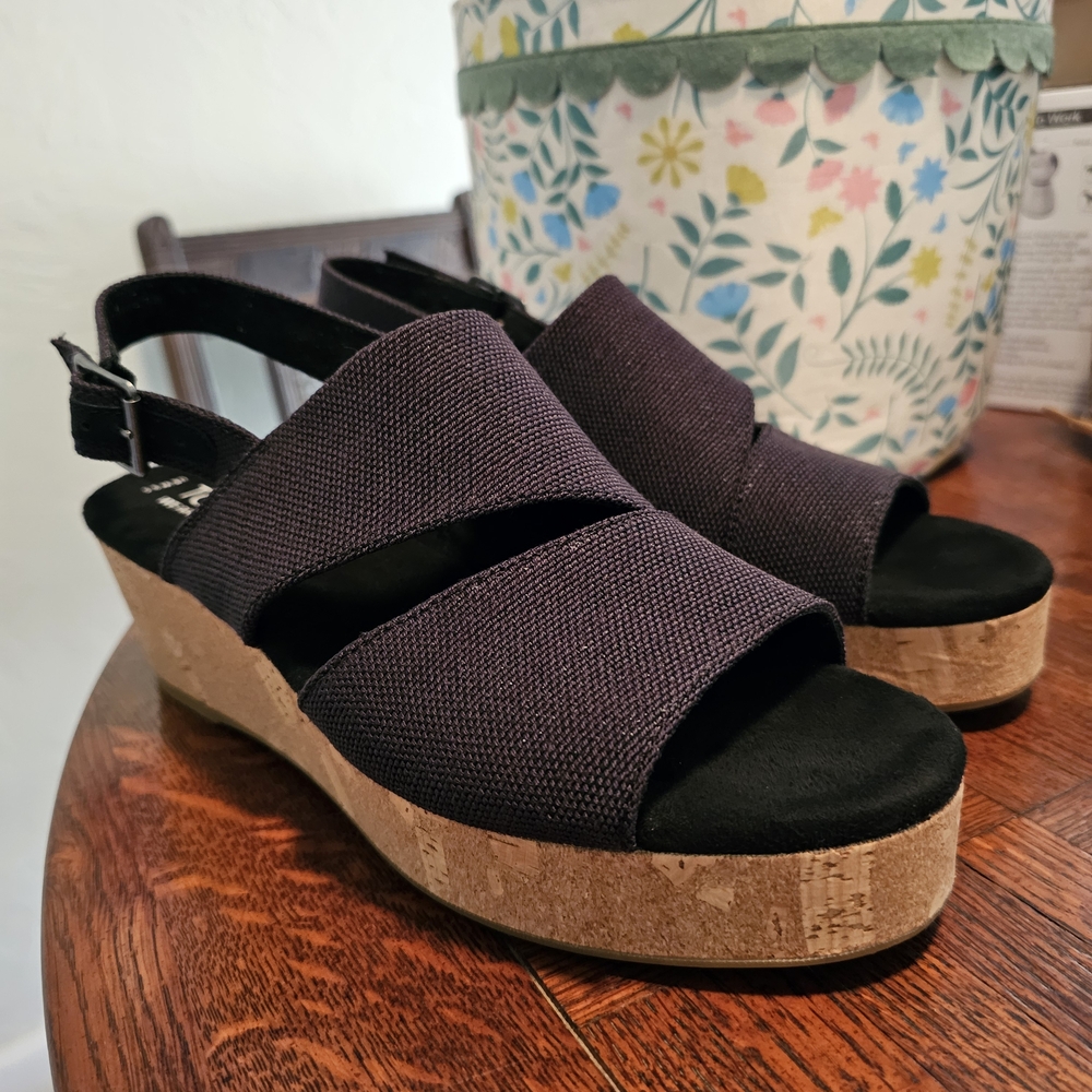 Elegant TOMS Claudine Wedge Sandals in Black (US 8.5)
